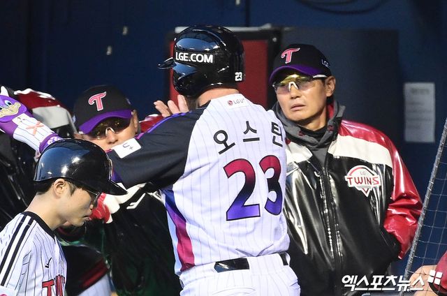 LG 트윈스 오스틴 딘이 경기에 출전해 홈런을 친 뒤 코칭스태프와 하이파이브하고 있다. 엑스포츠뉴스 DB