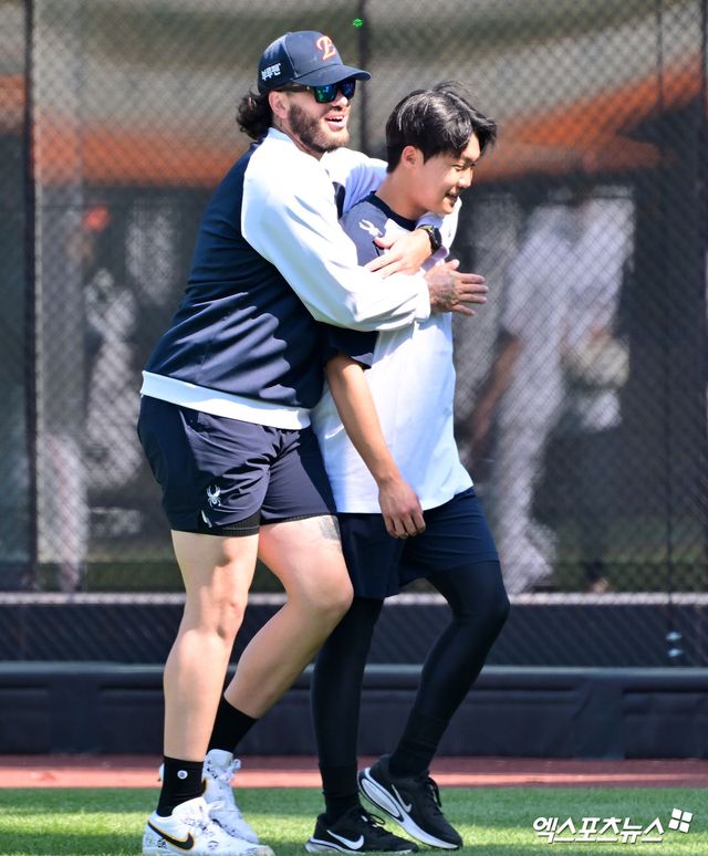 25일 오후 대전 한화생명 볼파크에서 열리는 '2025 신한 SOL Bank KBO리그' KT 위즈와 한화 이글스의 경기, 한화 폰세와 정우주가 훈련 중 장난을 치고 있다. 엑스포츠뉴스 DB