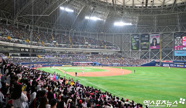 5일 오후 서울 구로구 고척스카이돔에서 열린 '2025 신한 SOL Bank KBO리그' KIA 타이거즈와 키움 히어로즈의 경기, 경기장을 찾은 관중들이 관림하고 있다. 엑스포츠뉴스 DB