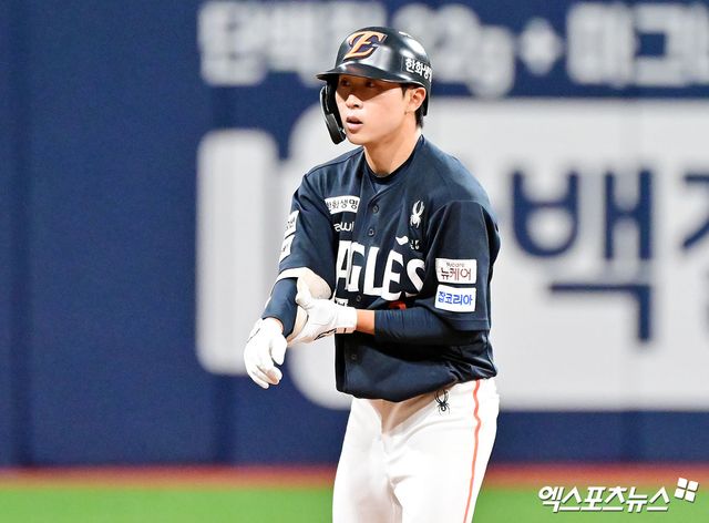 9일 오후 서울 구로구 고척스카이돔에서 열린 '2025 신한 SOL Bank KBO리그' 한화 이글스와 키움 히어로즈의 경기, 한화가 문현빈의 결승 솔로포에 힘입어 키움에 7:5로 승리하며 26년 만에 10연승을 기록했다. 9회초 2사 3루 한화 이상혁이 1타점 2루타를 날린 후 타임을 요청하고 있다. 엑스포츠뉴스 DB