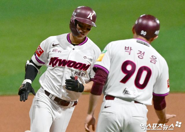 9일 오후 서울 구로구 고척스카이돔에서 열린 '2025 신한 SOL Bank KBO리그' 한화 이글스와 키움 히어로즈의 경기, 1회말 키움 송성문이 솔로 홈런을 날린 후 그라운드를 돌고 있다. 엑스포츠뉴스 DB