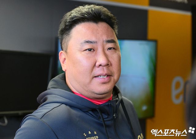 10일 오후 인천SSG랜더스필드에서 열리는 '2025 신한 SOL Bank KBO리그' KIA 타이거즈와 SSG 랜더스의 경기, KIA 이범호 감독이 취재진과 대화를 나누고 있다. 문학, 김한준 기자