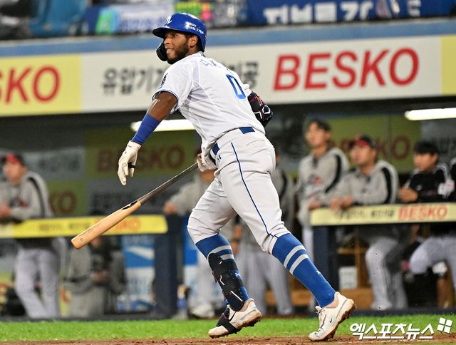 삼성 라이온즈 르윈 디아즈가 경기에서 타격 후 타구를 바라보고 있다. 엑스포츠뉴스 DB