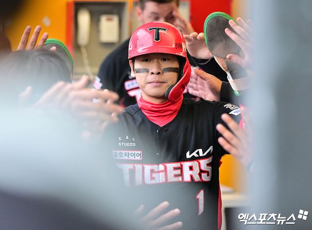 10일 오후 인천SSG랜더스필드에서 열린 '2025 신한 SOL Bank KBO리그' KIA 타이거즈와 SSG 랜더스의 경기, 1회초 1사 3루 KIA 박찬호가 김도영의 1타점 희생플라이때 득점에 성공하고 있다. 문학, 김한준 기자