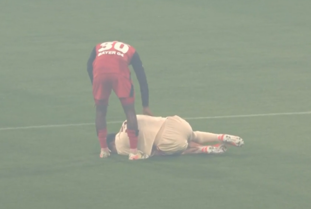 뮌헨이 지난 9일(한국시간) 구단 사회관계망서비스(SNS0를 통해 분데스리가 우승 확정 이후 첫 훈련을 진행한 뮌헨 선수단에게 뮌헨 직원들이 박수를 쳐주는 '가드오브아너'를 진행한 소식을 전했다.&nbsp; 이날 뮌헨 훈련장인 자베네르 슈트라스에서 진행된 훈련에서 뮌헨 구단 직원들 모두 모여 훈련을 위해 피치 위로 나서는 뮌헨 선수단을 위해 도열해 박수를 쳤다.&nbsp;하지만 김민재는 보이지 않았다. 연합뉴스