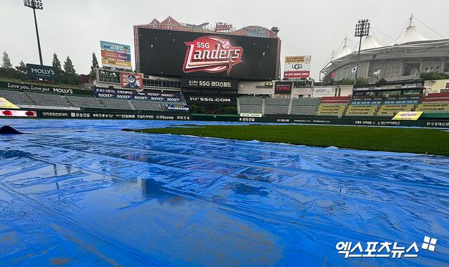 10일 오후 인천SSG랜더스필드에서 열리는 '2025 신한 SOL Bank KBO리그' KIA 타이거즈와 SSG 랜더스의 더블헤더 1차전 경기, 비가 내리는 가운데 그라운드에 방수포가 덮어져 있다. 문학, 김한준 기자