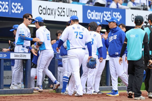 삼성 라이온즈 선발투수 아리엘 후라도가 10일 대구 LG 트윈스와의 더블헤더 1차전에서 이닝을 마친 뒤 더그아웃으로 들어가고 있다. 삼성 라이온즈