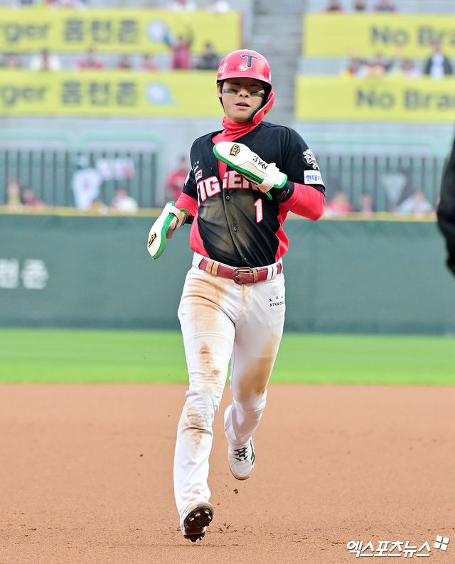 10일 오후 인천SSG랜더스필드에서 열린 '2025 신한 SOL Bank KBO리그' KIA 타이거즈와 SSG 랜더스의 경기, 6회초 1사 2루 KIA 박찬호가 SSG 앤더슨의 견제 실책을 틈타 3루까지 진루하고 있다. 문학, 김한준 기자