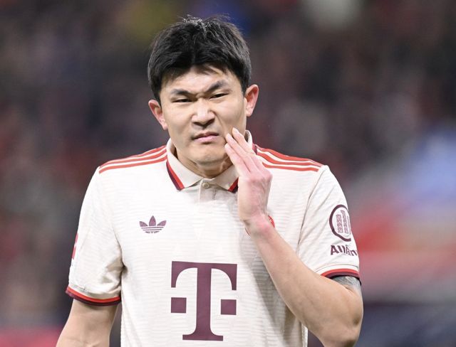 뮌헨이 지난 9일(한국시간) 구단 사회관계망서비스(SNS0를 통해 분데스리가 우승 확정 이후 첫 훈련을 진행한 뮌헨 선수단에게 뮌헨 직원들이 박수를 쳐주는 '가드오브아너'를 진행한 소식을 전했다.&nbsp; 이날 뮌헨 훈련장인 자베네르 슈트라스에서 진행된 훈련에서 뮌헨 구단 직원들 모두 모여 훈련을 위해 피치 위로 나서는 뮌헨 선수단을 위해 도열해 박수를 쳤다.&nbsp;하지만 김민재는 보이지 않았다. 연합뉴스