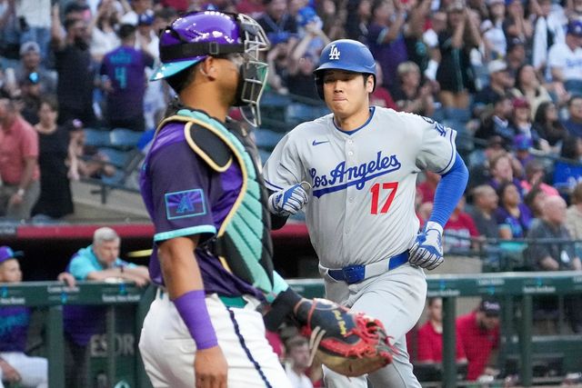 다저스 투타 겸업 스타 오타니는 10일(한국시간) 체이스필드에서 열린 '2025 메이저리그' 애리조나전에서 1번 지명타자로 선발 출전했다. 9회초 결승 홈런포에 이어 4타점을 기록해 팀 승리에 혁혁한 공을 세웠다. 연합뉴스 AP