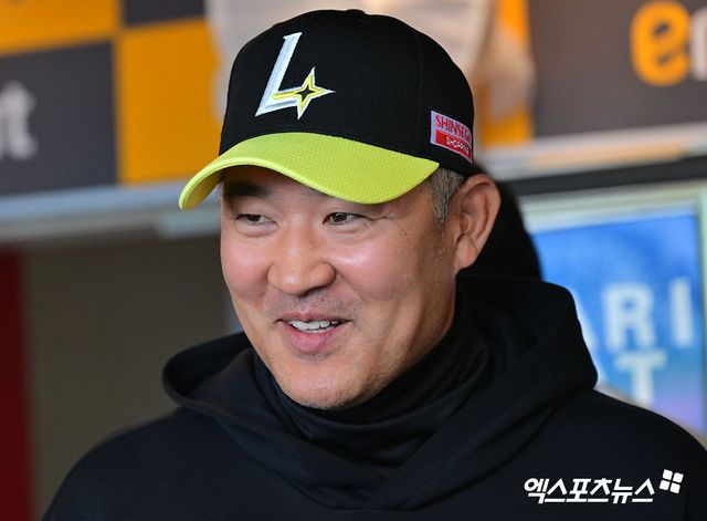 10일 오후 인천SSG랜더스필드에서 열리는 '2025 신한 SOL Bank KBO리그' KIA 타이거즈와 SSG 랜더스의 경기, SSG 이숭용 감독이 취재진과 대화를 나누고 있다. 문학, 김한준 기자