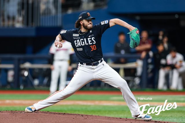 10일 오후 서울 고척스카이돔에서 열린 '2025 신한 SOL Bank KBO리그' 한화 이글스와 키움 히어로즈의 경기, 한화 선발투수 폰세가 공을 힘차게 던지고 있다. 한화 이글스