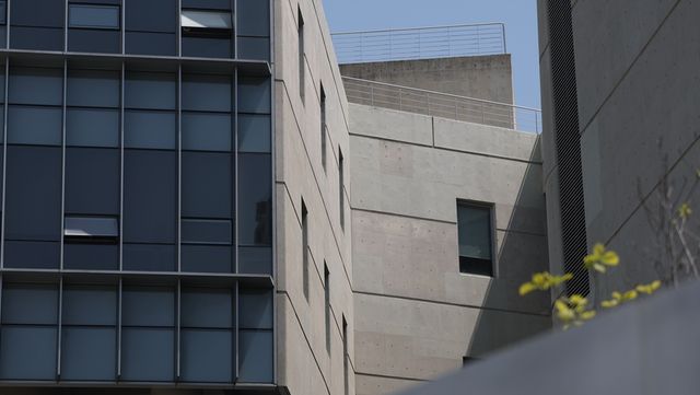 NC는 10일 창원NC파크 재개장 일정에 관해 구단 입장을 밝혔다. 구단은 지난 9일 발표된 창원시와 창원시설공단의 브리핑에서 나온 5월 18일 재개장 일정이 확정이 아닌, 정비 완료 목표 시점으로 보고 있다. 팀은 정상적으로 울산문수야구장에 임시 거처를 마련할 계획이다. 연합뉴스