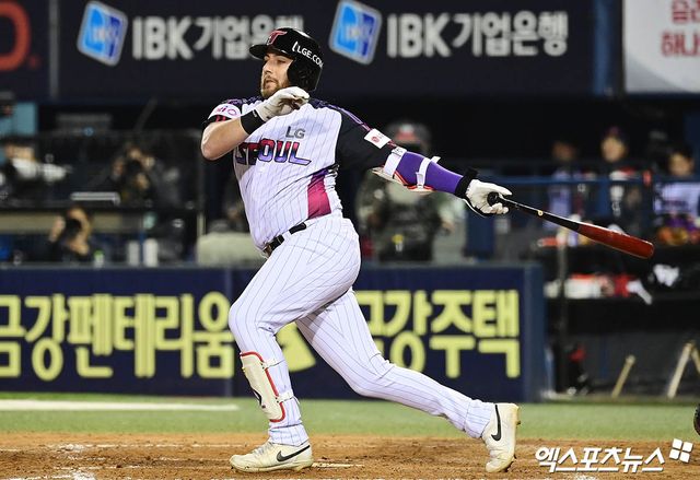 염경엽 LG 트윈스 감독은 10일 대구 삼성라이온즈파크에서 2025 신한 SOL Bank KBO리그 삼성 라이온즈와의 원정 더블헤더 1차전을 앞두고 주전 1루수이자 주축 타자인 오스틴 딘의 상태에 관해 전했다. 염 감독은 '대구에 와 타격 훈련을 하는데 약간의 어지럼증이 남아있다고 하더라. 트레이닝 파트에 확실히 검사해 보라고 했다'며 '(서울에서) MRI 촬영을 진행했는데 아무 이상 없다고 한다. 명확한 상태를 파악하기 위해 보냈다'고 했다. LG 타선에서 오스틴 공백이 크지만 그의 휴식을 결정했다. 13~15일 키움과의 홈 경기 출전을 노린다. 엑스포츠뉴스 DB