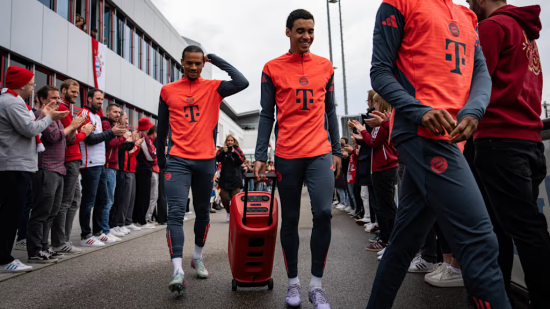 뮌헨이 지난 9일(한국시간) 구단 사회관계망서비스(SNS0를 통해 분데스리가 우승 확정 이후 첫 훈련을 진행한 뮌헨 선수단에게 뮌헨 직원들이 박수를 쳐주는 '가드오브아너'를 진행한 소식을 전했다.&nbsp; 이날 뮌헨 훈련장인 자베네르 슈트라스에서 진행된 훈련에서 뮌헨 구단 직원들 모두 모여 훈련을 위해 피치 위로 나서는 뮌헨 선수단을 위해 도열해 박수를 쳤다.&nbsp;하지만 김민재는 보이지 않았다. 뮌헨