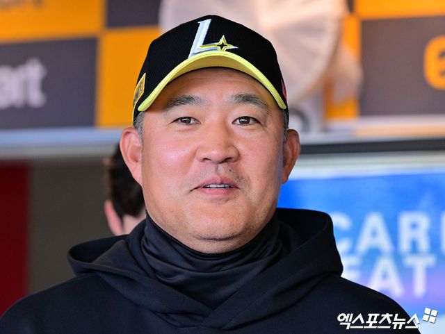 10일 오후 인천SSG랜더스필드에서 열리는 '2025 신한 SOL Bank KBO리그' KIA 타이거즈와 SSG 랜더스의 경기, SSG 이숭용 감독이 취재진과 대화를 나누고 있다. 문학, 김한준 기자