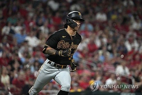 피츠버그 외야수 배지환(사진)은 10일(한국시간) PNC파크에서 열린 '2025 메이저리그' 애틀랜타전을 앞두고 부상으로 이탈한 발데스의 빈자리를 채우기 위해 메이저리그 로스터에 합류했다. 연합뉴스 AP
