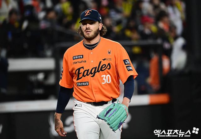 28일 오후 대전한화생명볼파크에서 열린 '2025 신한 SOL Bank KBO리그' 한화 이글스와 KIA 타이거즈의 경기, 2회초 종료 후 한화 선발투수 폰세가 더그아웃으로 향하고 있다. 엑스포츠뉴스 DB