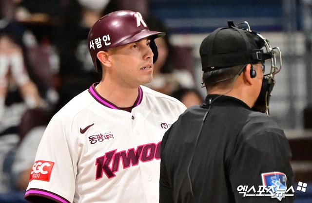 23일 오후 서울 구로구 고척스카이돔에서 열린 '2025 신한 SOL Bank KBO리그' 두산 베어스와 키움 히어로즈의 경기, 4회말 키움 카디네스가 몸쪽 공을 피한 후 두산 김유성을 바라보고 있다. 엑스포츠뉴스 DB