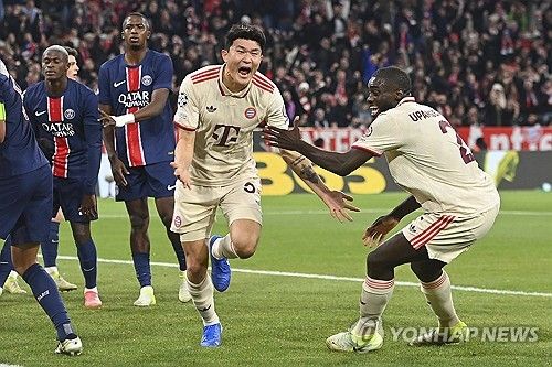 분데스리가 사무국이 10일(한국시간) 공식 홈페이지를 통해 팬들이 선정한 2024-2025시즌 분데스리가 올해의 팀을 발표했다. 수비진에 김민재의 이름은 없었다.&nbsp;연합뉴스