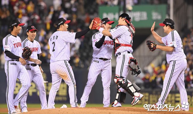LG 트윈스 선수들의 승리 세리머니. 엑스포츠뉴스 DB