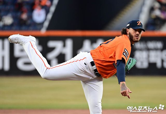 28일 오후 대전한화생명볼파크에서 열린 '2025 신한 SOL Bank KBO리그' 한화 이글스와 KIA 타이거즈의 경기, 1회초 한화 선발투수 폰세가 역투하고 있다. 엑스포츠뉴스 DB