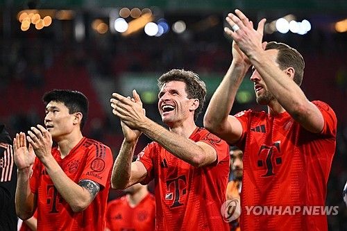 뮌헨이 지난 9일(한국시간) 구단 사회관계망서비스(SNS0를 통해 분데스리가 우승 확정 이후 첫 훈련을 진행한 뮌헨 선수단에게 뮌헨 직원들이 박수를 쳐주는 '가드오브아너'를 진행한 소식을 전했다.&nbsp; 이날 뮌헨 훈련장인 자베네르 슈트라스에서 진행된 훈련에서 뮌헨 구단 직원들 모두 모여 훈련을 위해 피치 위로 나서는 뮌헨 선수단을 위해 도열해 박수를 쳤다.&nbsp;하지만 김민재는 보이지 않았다. 연합뉴스