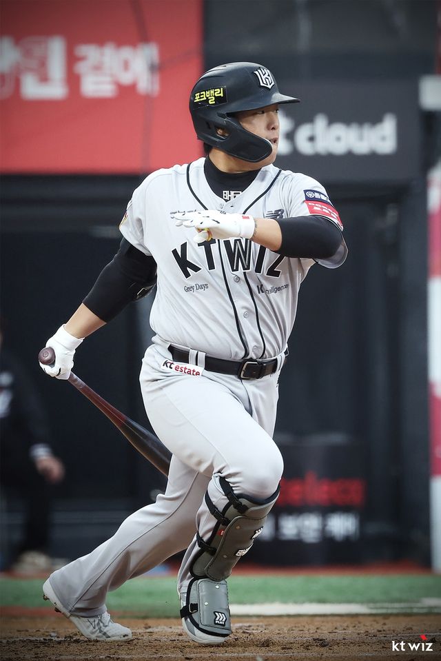 KT 외야수 강백호는 11일 수원KT위즈파크에서 열린 '2025 신한 SOL Bank KBO 리그' 롯데와 더블헤더 2경기에서 5번 지명타자로 선발 출전했다. 8회말 무사 1,2루에서 병살타에 그쳐 득점 기회를 놓쳤다. KT 위즈