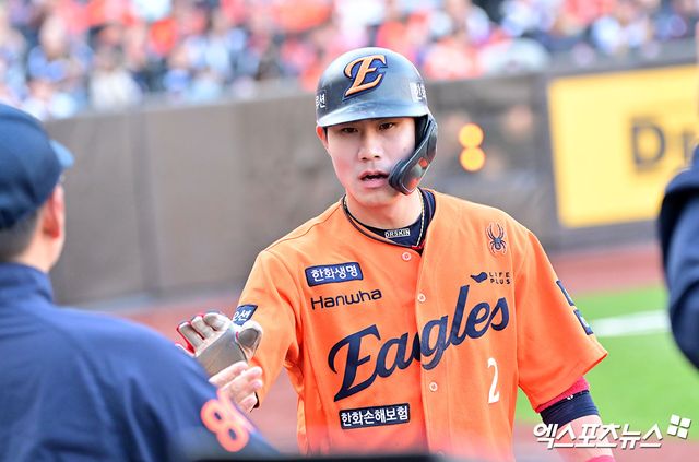 26일 오후 대전 한화생명 볼파크에서 열린 '2025 신한 SOL Bank KBO리그' KT 위즈와 한화 이글스의 경기, 3회말 1사 1,2루 한화 심우준이 플로리얼의 1타점 적시타때 득점에 성공한 후 더그아웃에서 하이파이브를 하고 있다. 엑스포츠뉴스DB