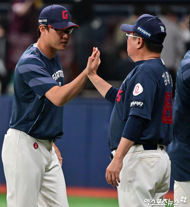 롯데 투수 박세웅(사진, 왼쪽)은 11일 수원KT위즈파크에서 열린 '2025 신한 SOL Bank KBO 리그' KT와 더블헤더 1경기에서 선발 등판했다. 최종 성적 6.1이닝 1실점(무자책점)으로 시즌 8승을 챙겨 다승 단독 1위로 올라섰다. 경기 중 자신을 다잡아준 포수 유강남에게 고마운 마음을 전했다. 엑스포츠뉴스 DB