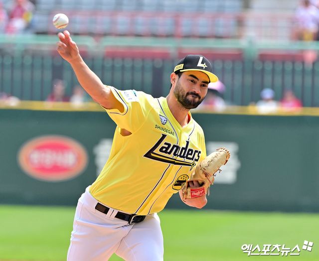 11일 오후 인천SSG랜더스필드에서 열린 '2025 신한 SOL Bank KBO리그' KIA 타이거즈와 SSG 랜더스의 경기, 1회초 SSG 선발툰수 화이트가 공을 힘차게 던지고 있다. 문학, 김한준 기자