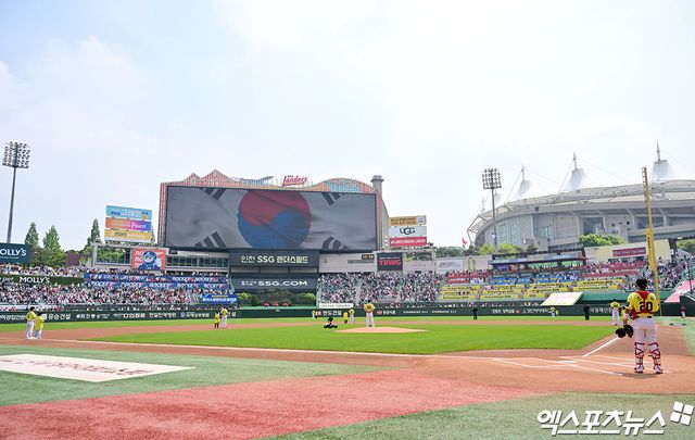 SSG 랜더스와 KIA 타이거즈가 11일 인천 SSG랜더스필드에서 펼치는 더블헤더 1차전과 2차전이 모두 매진됐다. 문학, 김한준 기자