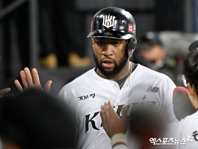 KT 외야수 로하스(사진)는 지난 10일 수원KT위즈파크에서 열린 '2025 신한 SOL Bank KBO 리그' 롯데와 주말 3연전 첫 경기에서 3회초 대수비로 교체됐다. 이강철 감독은 그가 자극받아 제 궤도에 오르길 원하고 있다. 엑스포츠뉴스 DB