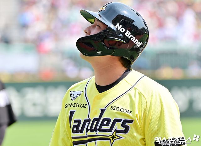 11일 오후 인천SSG랜더스필드에서 열린 '2025 신한 SOL Bank KBO리그' KIA 타이거즈와 SSG 랜더스의 경기, 1회말 1사 1루 SSG 최정이 병살타로 아웃된 후 아쉬워하고 있다. 문학, 김한준 기자