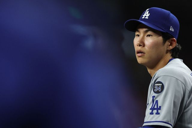 LA 다저스 김혜성이 11일 미국 애리조나주 피닉스의 체이스필드에서 열린 2025 미국프로야구 메이저리그(MLB) 애리조나 다이아몬드백스와의 원정경기에 8번타자 겸 중견수로 선발 출전해 3타수 1안타를 기록했다. AFP 연합뉴스