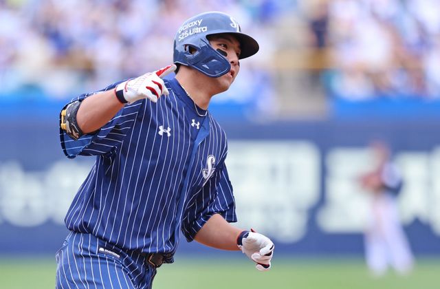 삼성 라이온즈 김영웅이 11일 대구 LG 트윈스전에서 홈런을 친 뒤 베이스를 돌고 있다. 삼성 라이온즈