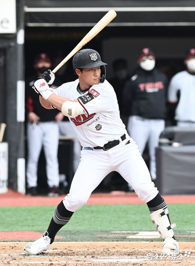 KT 외야수 안현민은 11일 수원KT위즈파크에서 열릴 '2025 신한 SOL Bank KBO 리그' 롯데와 더블헤더 1경기에서 4번타자 중견수로 선발 출전한다. 최근 10경기에서 5홈런으로 타격감을 끌어올렸다. 엑스포츠뉴스 DB