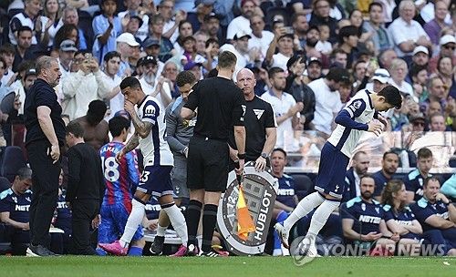 손흥민이 11일(한국시간) 영국 런던에 있는 토트넘 홋스퍼 스타디움에서 열린 토트넘과 크리스탈 팰리스의 2024-2025시즌 프리미어리그 36라운드 홈 경기에 교체로 출전해 그라운드를 밟았다.&nbsp;연합뉴스