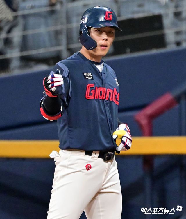 롯데 내야수 고승민은 11일 수원KT위즈파크에서 열린 '2025 신한 SOL Bank KBO 리그' KT와 더블헤더 1경기에서 2번타자 2루수로 선발 출전했다. 멀티히트와 타점을 기록해 공격에 활력을 불어넣었다. 엑스포츠뉴스 DB