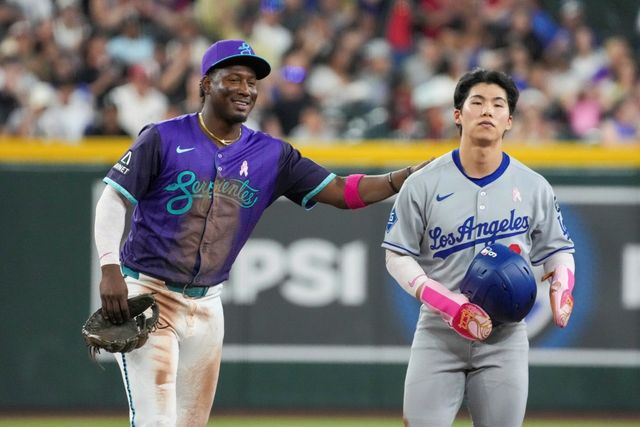 LA 다저스 김혜성이 12일 미국 애리조나주 피닉스의 체이스필드에서 열린 2025 미국프로야구 메이저리그 애리조나 다이아몬드백스와의 원정경기에 8번타자 겸 2루수로 선발 출전해 3타수 1안타를 기록했다. 시즌 타율은 0.316에서 0.318로 소폭 상승했다. AP 연합뉴스