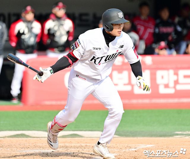 KT 외야수 장진혁은 11일 수원KT위즈파크에서 열릴 '2025 신한 SOL Bank KBO 리그' 롯데와 더블헤더 1경기를 앞두고 1군에 콜업됐다. KT 데뷔전을 치를 준비를 끝냈다. 엑스포츠뉴스 DB