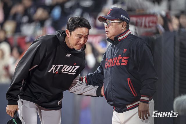 제춘모 KT 투수코치(왼쪽)은 11일 수원KT위즈파크에서 열린 '2025 신한 SOL Bank KBO 리그' KT와 더블헤더 2경기가 끝난 뒤 김태형 롯데 감독을 찾아 고개 숙였다. 롯데 자이언츠
