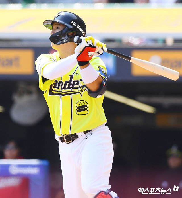 11일 오후 인천SSG랜더스필드에서 열린 '2025 신한 SOL Bank KBO리그' KIA 타이거즈와 SSG 랜더스의 경기, 2회말 2사 2,3루 SSG 조형우가 2타점 적시타를 날리고 있다. 문학, 김한준 기자