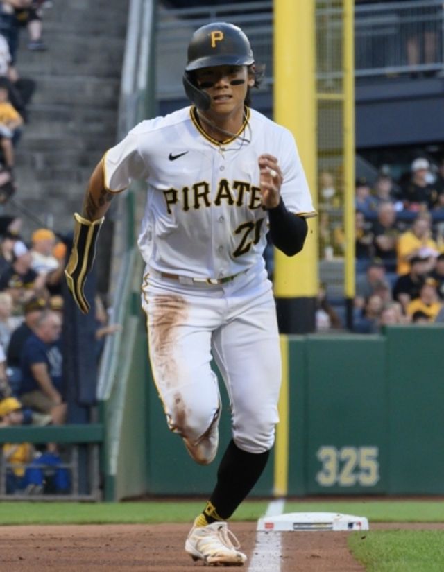 피츠버그 파이리츠 배지환이 빅리그 콜업 후 처음으로 출전해 도루와 득점을 올렸다. 배지환은 11일(한국시간) 미국 펜실베이니아주 피츠버그의 PNC 파크에서 열린 2025 미국프로야구 메이저리그(MLB) 애틀랜타 브레이브스와의 홈경기에서 피츠버그가 1-2로 끌려가던 8회말 들어갔다. 선두타자 바트가 안타를 때리자 피츠버그 벤치는 배지환을 대주자로 투입했다. 배지환은 2루를 훔친 데 이어 헤이스의 유격수 땅볼 때 3루로 진루했다. 1사 3루에서는 고스키의 내야안타 때 홈을 밟았다. 시즌 첫 도루와 첫 득점으로 팀에 귀중한 득점을 안겼다. 연합뉴스