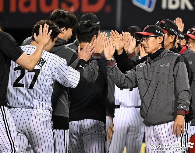 LG 트윈스 염경엽 감독이 경기에서 승리 후 선수들과 하이파이브하고 있다. 엑스포츠뉴스 DB