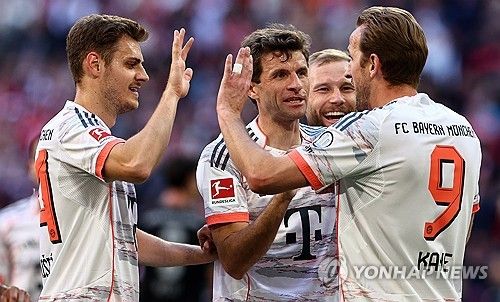 뱅상 콤파니 감독이 이끄는 바이에른 뮌헨이 11일(한국시간) 독일 뮌헨에 있는 알리안츠 아레나에서 열린 보루시아 묀헨글라트바흐에서 열린 2024-2025시즌 분데스리가 33라운드, 뮌헨의 시즌 마지막 홈 경기에서 승리했다.&nbsp; 이미 우승을 확정 지은 뮌헨은 마지막 홈 경기를 승리로 자축하면서 화려한 우승 세레머니를 했다. 아킬레스건 부상으로 명단에 빠진 김민재 역시 이날 경기장에 참석해 세레머니를 함께 했다.&nbsp;연합뉴스