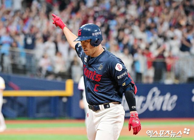 롯데 외야수 전준우는 11일 수원KT위즈파크에서 열린 '2025 신한 SOL Bank KBO 리그' KT와 더블헤더 1경기에서 5번 지명타자로 선발 출전했다. 1회초 2점 홈런을 터트리는 등 4타점으로 공격에 활력을 불어넣었다. 엑스포츠뉴스 DB