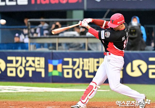 19일 오후 서울 송파구 잠실야구장에서 열린 '2025 신한 SOL Bank KBO리그' KIA 타이거즈와 두산 베어스의 경기, 9회초 KIA 최원준이 2루타를 날리고 있다. 엑스포츠뉴스 DB