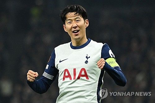 손흥민이 11일(한국시간) 영국 런던에 있는 토트넘 홋스퍼 스타디움에서 열린 토트넘과 크리스탈 팰리스의 2024-2025시즌 프리미어리그 36라운드 홈 경기에 교체로 출전해 그라운드를 밟았다.&nbsp;연합뉴스