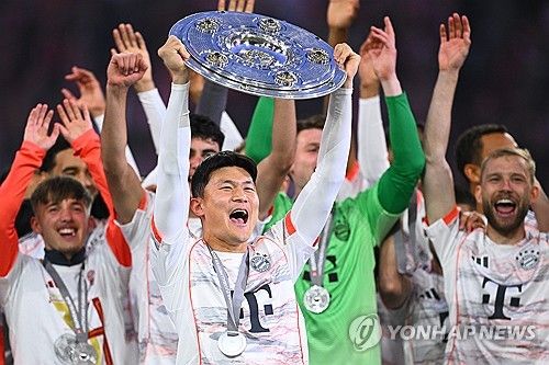 뱅상 콤파니 감독이 이끄는 바이에른 뮌헨이 11일(한국시간) 독일 뮌헨에 있는 알리안츠 아레나에서 열린 보루시아 묀헨글라트바흐에서 열린 2024-2025시즌 분데스리가 33라운드, 뮌헨의 시즌 마지막 홈 경기에서 승리했다.&nbsp; 이미 우승을 확정 지은 뮌헨은 마지막 홈 경기를 승리로 자축하면서 화려한 우승 세레머니를 했다. 아킬레스건 부상으로 명단에 빠진 김민재 역시 이날 경기장에 참석해 세레머니를 함께 했다.&nbsp;연합뉴스